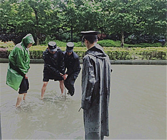 暴雨来袭 “中房物业人”温暖业主心3.jpg